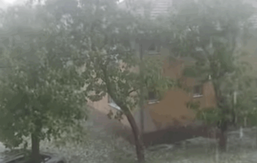 SNAŽNO NEVREME POGODILO VIŠE GRADOVA SRBIJE: Padao GRAD veličine JAJETA, praćen KIŠOM i jakim VETROVIMA! (VIDEO) 


